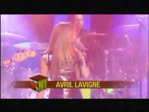 bscap0584 - Avril Lavigne live What the hell at Dick Clarks New Year