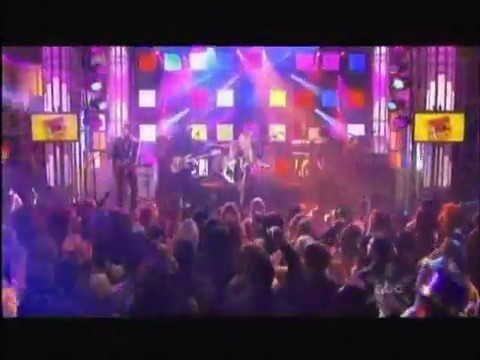 bscap0629 - Avril Lavigne live What the hell at Dick Clarks New Year