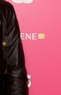 David+Henrie+Weekly+Hot+Hollywood+Arrivals+i_1VR-Juo6bl_006 - puzle cu vedete