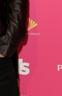 David+Henrie+Weekly+Hot+Hollywood+Arrivals+i_1VR-Juo6bl_009 - puzle cu vedete
