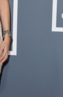 Selena+Gomez+53rd+Annual+GRAMMY+Awards+5etBRoiUSdMl_006 - puzle cu vedete
