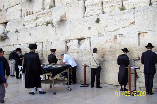 EVREI LA RUGACIUNE LA ZIDUL PLANGERII IN IERUSALIM. (Small)