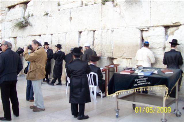 IERUSALIM LA ZIDUL PLANGERII. EVREI LA RUGACIUNEA DE SAMBATA ZIUA A SAPTEA PENTRU CREDINTA LOR. (Sma