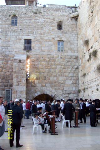 INTRAREA IN BIBLIOTECA  CU CARTI DE RUGACIUNI  LA ZIDUL PLANGERII.... (Small)