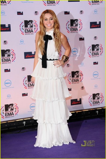 miley-cyrus-2010-mtv-emas-red-carpet-06[1] - album pentru DeeaAngelStar