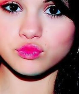 148478_132483016807376_119049044817440_156362_6656486_n - Selena Gomez