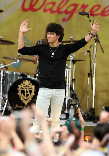 Jonas+Brothers+Perform+ABC+Good+Morning+America+cAIlXVJJxJFl