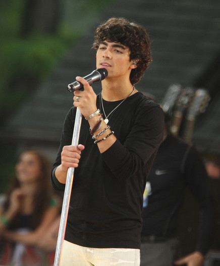 Jonas+Brothers+Perform+ABC+Good+Morning+America+eINXIQ2NCcGl