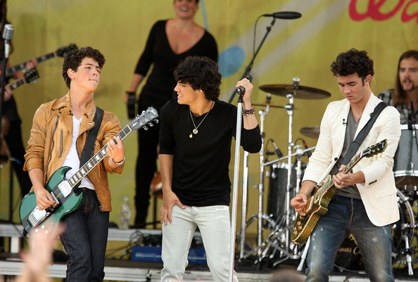 Jonas+Brothers+Perform+ABC+Good+Morning+America+om48BwB7RE_l - The Jonas Brothers Perform On ABC s Good Morning America