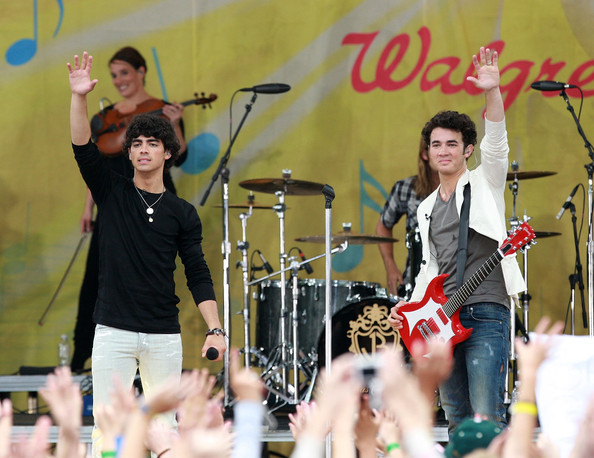 Jonas+Brothers+Perform+ABC+Good+Morning+America+W-mvy_cy04Al