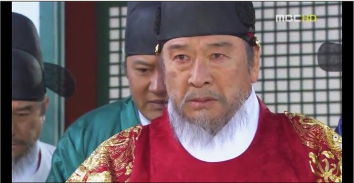 Trebuie sa ramaneti aici!Imparateasa e foarte  rea!