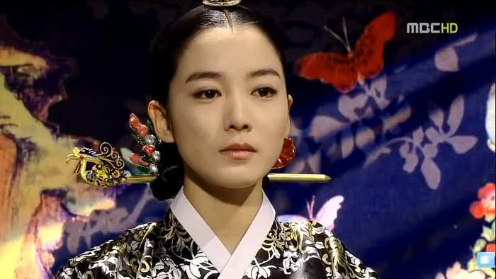 Aha!Deci zici ca Song-yeon va participa la ceremonie!Pune-i otrava in mancare!