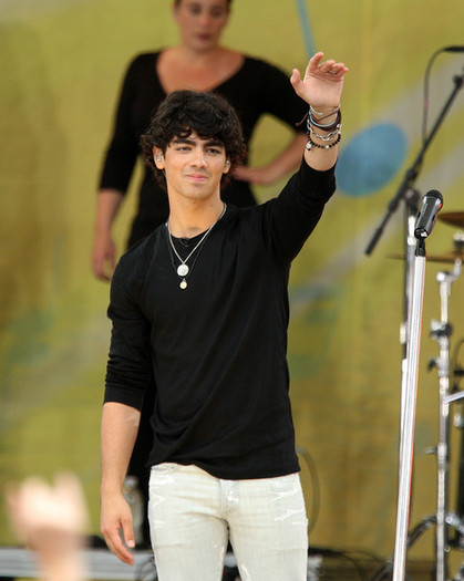 Jonas+Brothers+Perform+ABC+Good+Morning+America+JPqJPX4IOMRl - FoR U JoE JoNaS 3