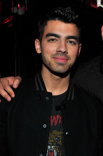 Joe+Jonas+BELVEDERE+RED+Launches+Usher+Inside+U5wMpBn0rhll - Cat la suta credeti ca sunt fan joe jonas