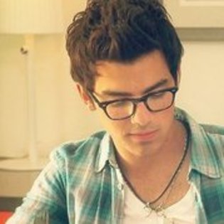 27285473_XGVHMGCML - Cat la suta credeti ca sunt fan joe jonas