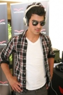 jb (2) - Cat la suta credeti ca sunt fan joe jonas