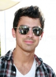 jb (3) - Cat la suta credeti ca sunt fan joe jonas