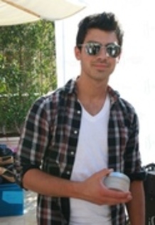 jb (4) - Cat la suta credeti ca sunt fan joe jonas