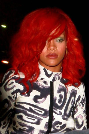 rihanna-red-hair - Rihanna a fost data in judecata