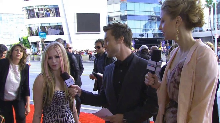 bscap0026 - Avril - Lavigne - 2010 - American - Music -  Awards - Red  - Carpet -  Interview -  01 - Captures - 