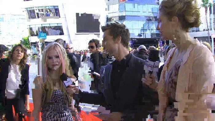bscap0027 - Avril - Lavigne - 2010 - American - Music -  Awards - Red  - Carpet -  Interview -  01 - Captures - 