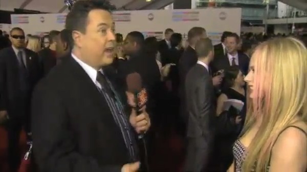 bscap0011 - Avril Lavigne Interview Red Carpet - American Music Awards - Captures by me