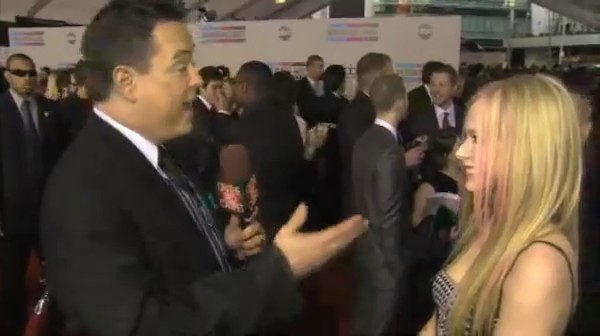 bscap0012 - Avril Lavigne Interview Red Carpet - American Music Awards - Captures by me