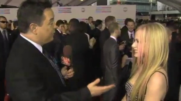 bscap0013 - Avril Lavigne Interview Red Carpet - American Music Awards - Captures by me