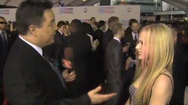 bscap0014 - Avril Lavigne Interview Red Carpet - American Music Awards - Captures by me