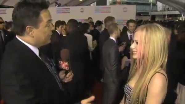 bscap0015 - Avril Lavigne Interview Red Carpet - American Music Awards - Captures by me