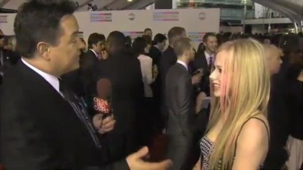bscap0016 - Avril Lavigne Interview Red Carpet - American Music Awards - Captures by me