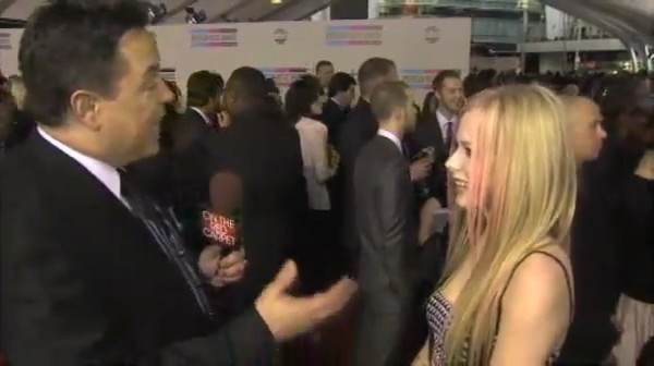 bscap0017 - Avril Lavigne Interview Red Carpet - American Music Awards - Captures by me