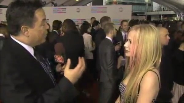 bscap0018 - Avril Lavigne Interview Red Carpet - American Music Awards - Captures by me