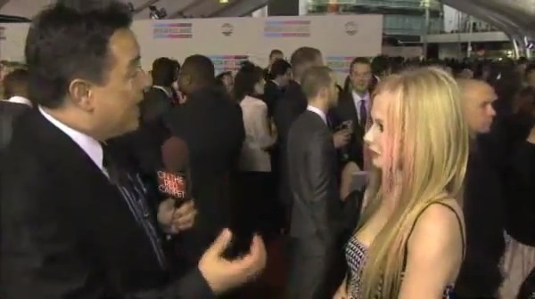 bscap0019 - Avril Lavigne Interview Red Carpet - American Music Awards - Captures by me