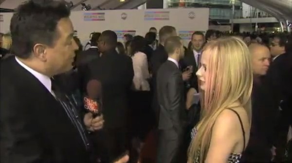 bscap0022 - Avril Lavigne Interview Red Carpet - American Music Awards - Captures by me