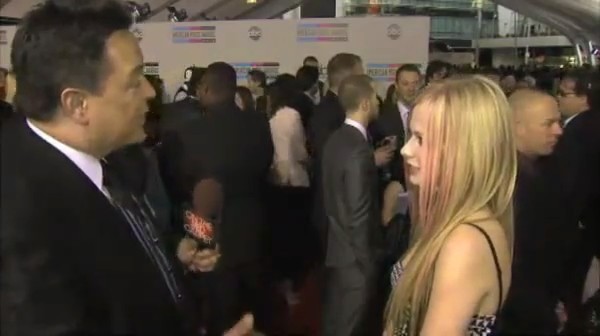 bscap0023 - Avril Lavigne Interview Red Carpet - American Music Awards - Captures by me