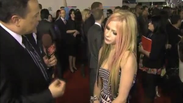 bscap0097 - Avril Lavigne Interview Red Carpet - American Music Awards - Captures by me