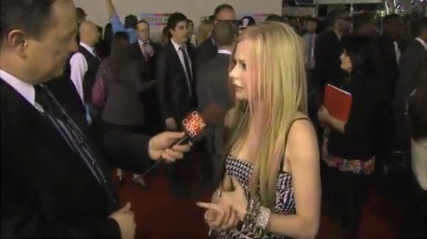 bscap0111 - Avril Lavigne Interview Red Carpet - American Music Awards - Captures by me