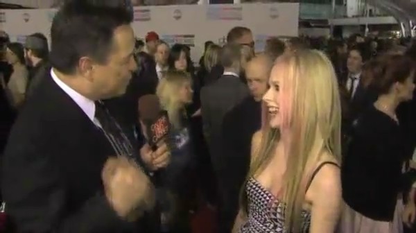 bscap0166 - Avril Lavigne Interview Red Carpet - American Music Awards - Captures by me