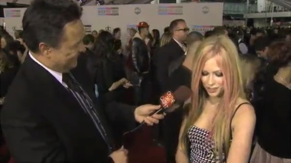 bscap0175 - Avril Lavigne Interview Red Carpet - American Music Awards - Captures by me