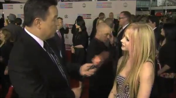 bscap0276 - Avril Lavigne Interview Red Carpet - American Music Awards - Captures by me