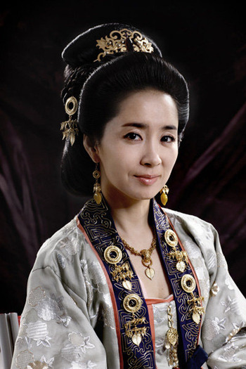 Regina Maya,mmama lui Deokman si Chunmeong