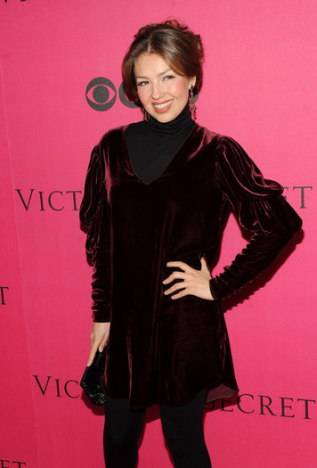 Thalia 2010 Victoria Secret Fashion Show Pink JydGeB8Qacsl