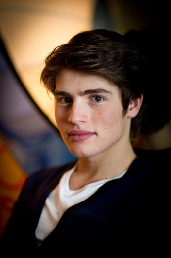 Gregg+Sulkin+Gregg+Sulkin+Photocall+QN4kMxba_-Bl