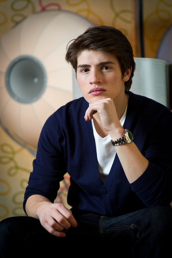 Gregg+Sulkin+Gregg+Sulkin+Photocall+QvsXzigvJ79l