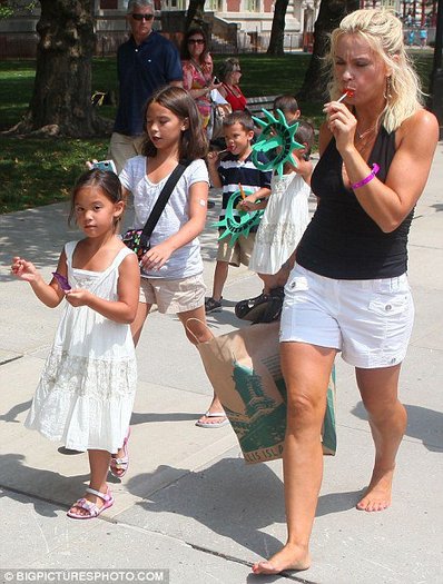 164769_122128027855844_121914737877173_130894_3969990_n - Kate plus8