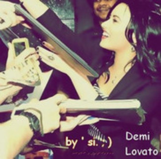 30128914_ADKNAUPXI - demi lovato poze