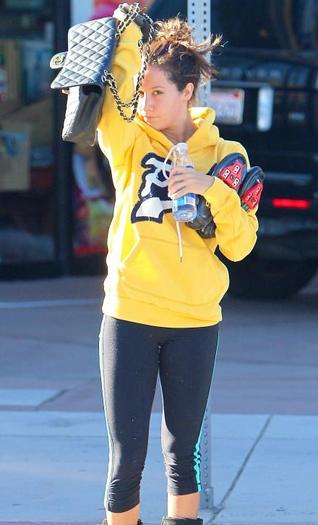 ashley-tidsale-face-blocker (83) - Ashley Tisdale pe strada