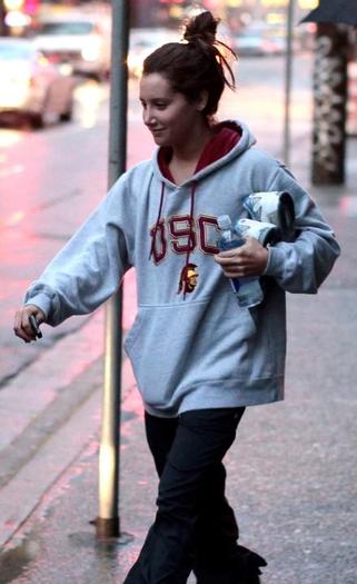 ashley-tisdale-vancouver-gym (882) - Ashley Tisdale pe strada