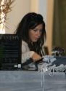 ashleyugg (1) - Ashley Tisdale pe strada